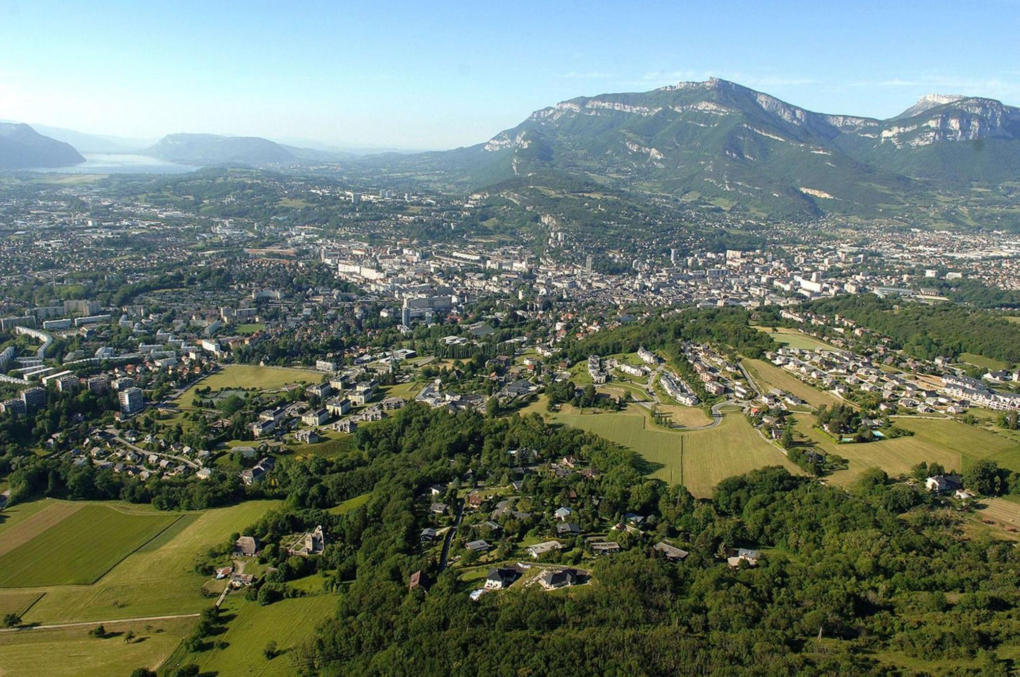 Kyriad Chambery Centre - Hotel Et Residence Exterior foto